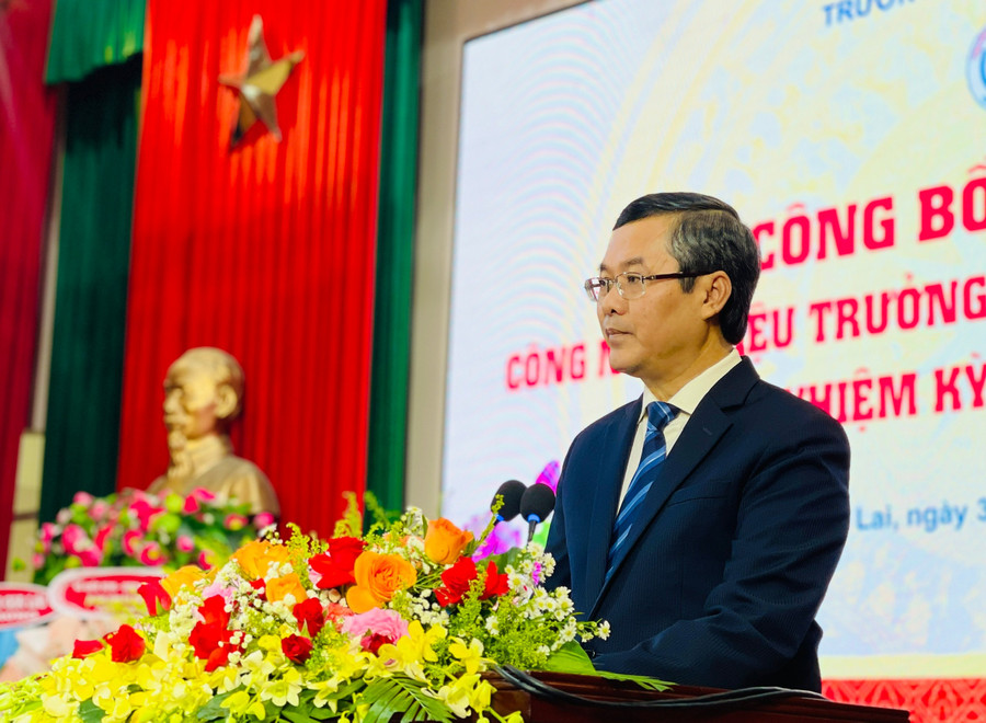Deputy Minister of Education and Training Nguyễn Văn Phúc delivers the assignment to Assoc. Prof. Dr. Đoàn Đức Tùng. Photo: T.D z7064542540260-961fa58a9d4292000c22adfba3b5f48b.jpg