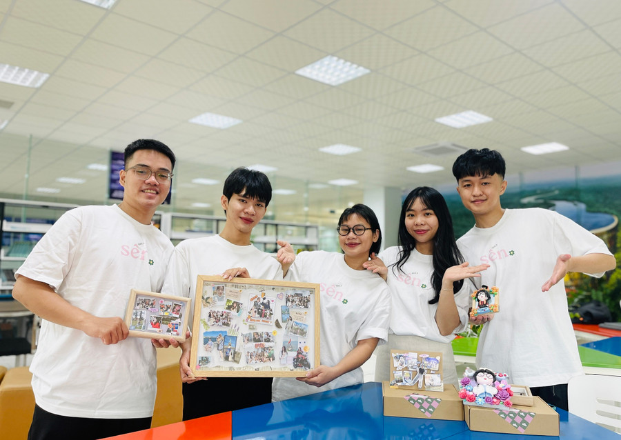 The “Sến quá à” handmade photo frame startup project generates tens of millions of dong in monthly revenue. Photo: T.D 72cc4c1079e3f2bdabf2.jpg