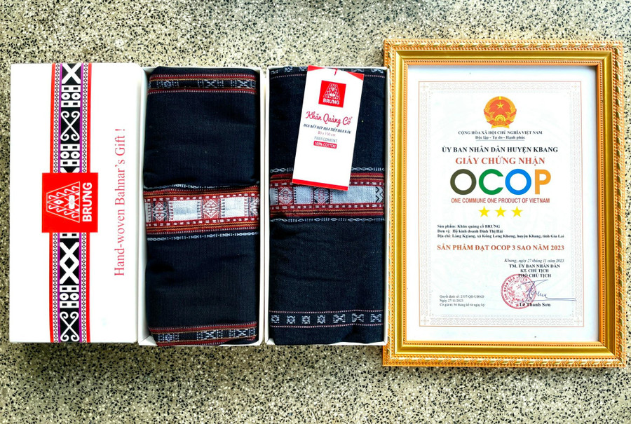 khan-quang-co-brung-cua-chi-dinh-thi-hai-lang-kgiang-xa-to-tung-duoc-chung-nhan-san-pham-dat-ocop-3-sao-nam-2023.jpg