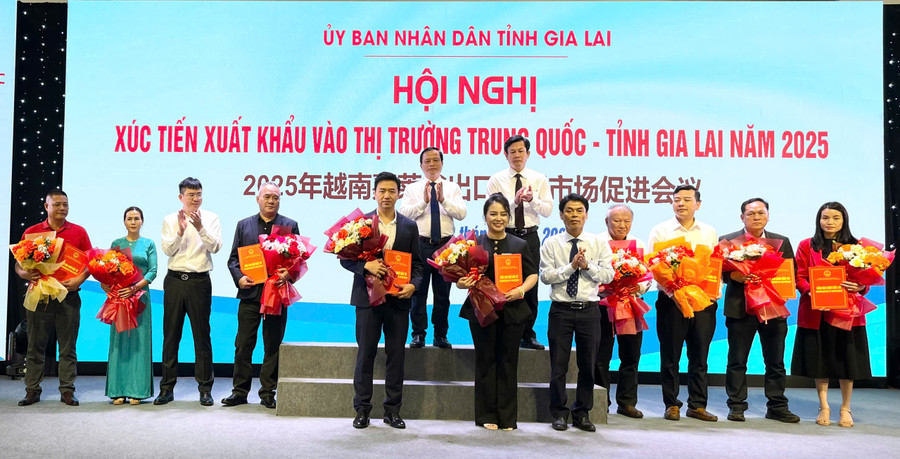 Ms. Nguyễn Thị Diễm Hằng, General Director of Vinanutrifood Bình Định (6th from right), at a signing ceremony with Guangxi (China) enterprises. Photo: Vũ Thảo ky-ket.jpg
