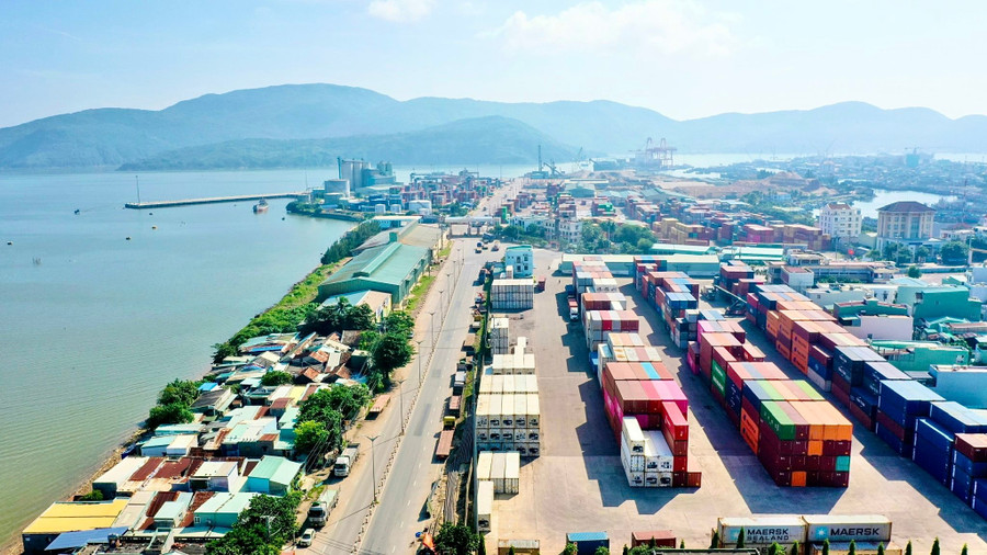 The formation of the Quy Nhơn–Pleiku Expressway will resolve transportation bottlenecks and improve logistics infrastructure. Photo: Minh Phương cao-toc-quy-nhon-pleiku-hinh-thanh-se-thu-hut-cac-hang-tau-mo-tuyen-dich-vu-truc-tiep-tai-cang-bien-quy-nhon-de-tiep-nhan-hang-hoa-xuat-nhap-khau-anh-minh-phuong.jpg