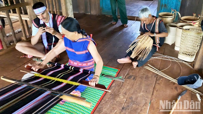 International visitors experience traditional brocade weaving in Gia Lai. International visitors experience traditional brocade weaving in Gia Lai.