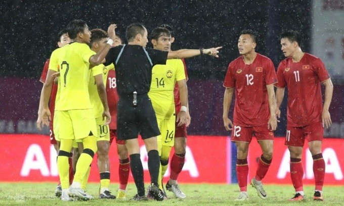 Vietnam (red jersey) beat Malaysia 2-1 in the men's football group stage of SEA Games 32 at Visakha Stadium, Cambodia on May 8, 2023. Photo by VnExpress/Lam Thoa aodo-1760932699-4871-1760932842.jpg