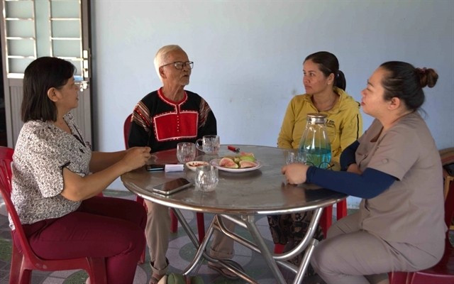 The retired teacher often meets the local people to encourage them to send their children to school. Photo vov.vn The retired teacher often meets the local people to encourage them to send their children to school. Photo vov.vn