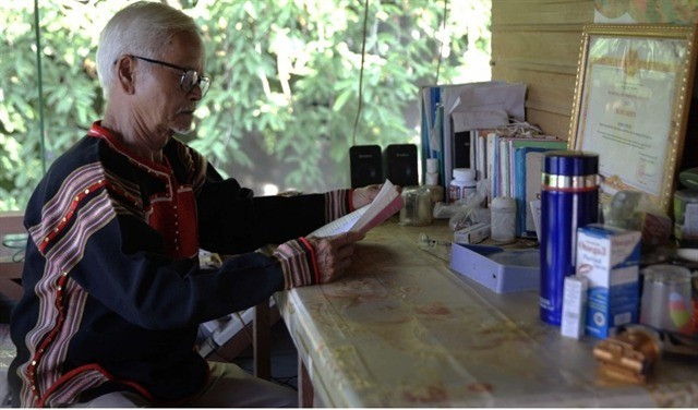 Retired teacher Ksor Chuel maintains his daily habit of reading books and studying new State policies to help spread understanding and support to local people. Photo vov.vn 456226-screen-shot-2025-10-11-at.jpg