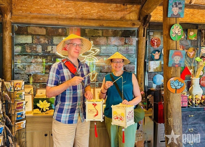 Foreign tourists experience making lanterns at the Van Mieu – Quoc Tu Giam complex in Hanoi. Photo: qdnd.vn vietnam-tourism-vna.jpg