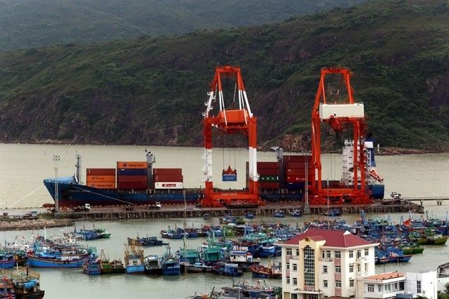 Good containers are loaded on to a ship at Quy Nhơn Port in Gia Lai Province. — Photo baotintuc .vn