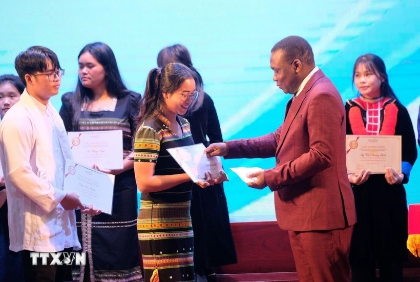 The scholarship presentation ceremony on August 26. Photo: VNA photo.jpg