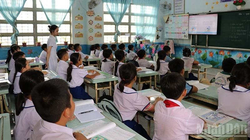 An English classroom equipped with a television at Tran Phu Primary School, Ia Dom Commune.