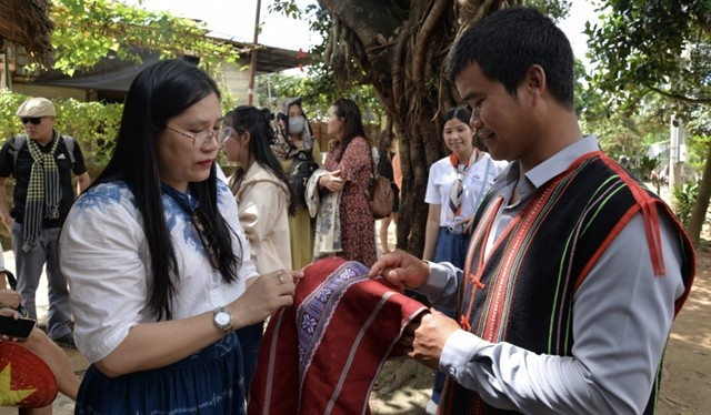 Traditional brocade products of the Central Highlands always attract visitors. Photo: vov2.vov.vn