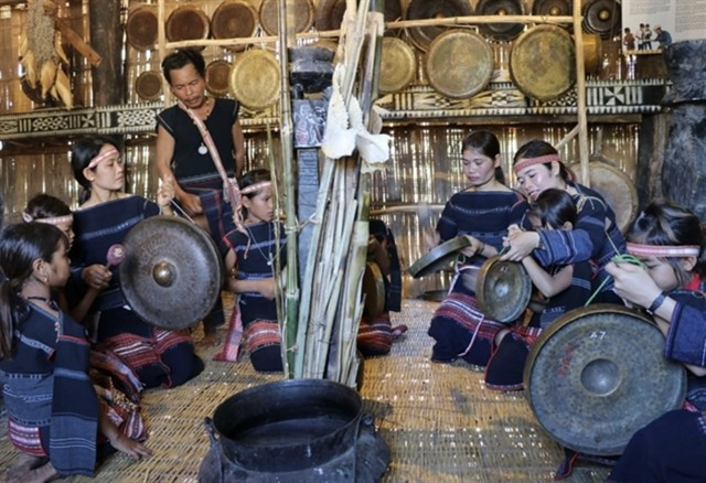 Classes on playing gongs are organised as a way to educate young generations about heritage preservation. Photo Hồng Điệp/VNA/VNS