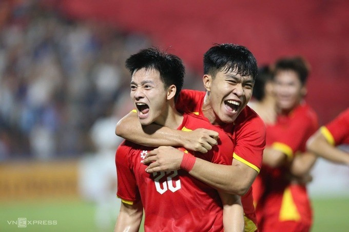 Vietnam forward Nguyen Thanh Nhan (L) celebrates his goal in the 1-0 win over Yemen in the 2026 U23 Asian Cup qualifiers, at Viet Tri Stadium, Phu Tho Province, northern Vietnam on Sept. 9, 2025. Photo by VnExpress/Thu Khuc nhanno-1759397241-1469-175939769.jpg
