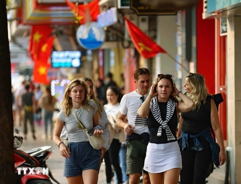Total international arrivals in Vietnam surpass 15.4 million in the first nine months, up 21.5% from 2024. Photo: VNA hanoi-tourism.jpg