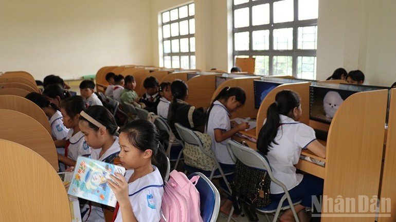Students in Ia Dom Border Commune benefit from a computer lab for their studies.