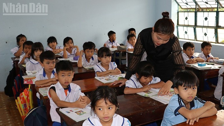 Teachers and pupils of Tran Phu Primary School overcoming difficulties and achieving outstanding academic results.