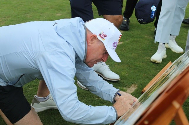 Veteran golfer Gary Evans signs a souvenir at Stage 1 of the Race to Legends golf series, in the lead-up to the Vietnam Legends Championship 2025, in Xuan Huong - Da Lat Ward, Lam Dong Province, Vietnam. Photo: Duc Khue / Tuoi Tre Veteran golfer Gary Evans signs a souvenir at Stage 1 of the Race to Legends golf series, in the lead-up to the Vietnam Legends Championship 2025, in Xuan Huong - Da Lat Ward, Lam Dong Province, Vietnam. Photo: Duc Khue / Tuoi Tre