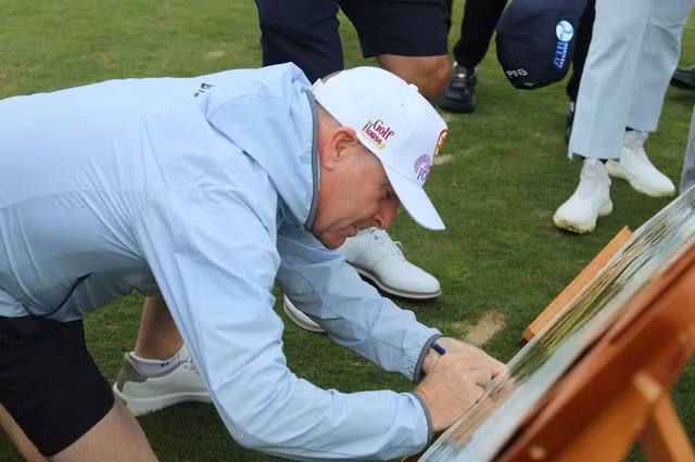 Veteran golfer Gary Evans signs a souvenir at Stage 1 of the Race to Legends golf series, in the lead-up to the Vietnam Legends Championship 2025, in Xuan Huong - Da Lat Ward, Lam Dong Province, Vietnam. Photo: Duc Khue / Tuoi Tre