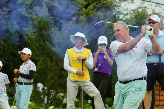 Phil Harrison, CEO of the Legends Tour, hits the ceremonial tee shot to open Stage 1 of the Race to Legends golf series, in the lead-up to the Vietnam Legends Championship 2025, in Xuan Huong - Da Lat Ward, Lam Dong Province, Vietnam. Photo: Duc Khue / Tuoi Tre Phil Harrison, CEO of the Legends Tour, hits the ceremonial tee shot to open Stage 1 of the Race to Legends golf series, in the lead-up to the Vietnam Legends Championship 2025, in Xuan Huong - Da Lat Ward, Lam Dong Province, Vietnam. Photo: Duc Khue / Tuoi Tre