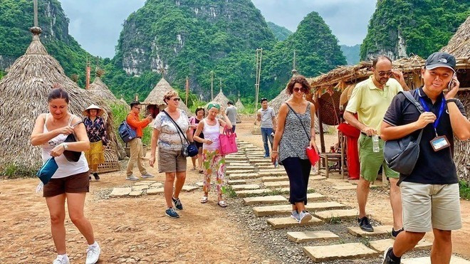 Foreign visitors to Ninh Binh province. Photo: VNA ninh-binh.jpg