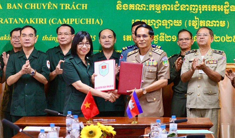 Ma Vichet (R), Deputy Governor and Chairman of the Provincial Expert Committee of Ratanakiri province and Nguyen Thi Thanh Lich of Gia Lai province sign an agreement to enhance cooperation in the repatriation of remains of Vietnamese soldiers, in Ratanakiri province on Tuesday. Photo: Information Department of Ratanakiri province 110942.jpg