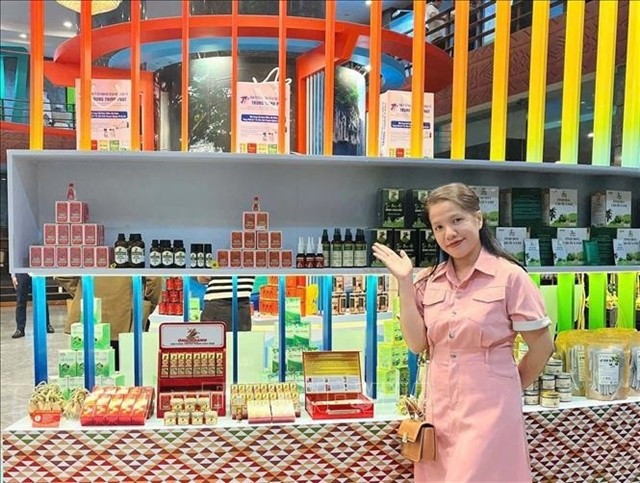 Vy with the herbal products of the Mỹ An Agricultural and Fisheries Cooperative. Photo: VNA/VNS Photo