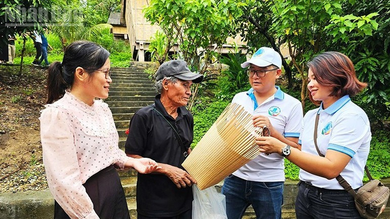 Village elder Dinh Hmeh introduces traditional Ba Na handicrafts and cultural practices to visitors. Village elder Dinh Hmeh introduces traditional Ba Na handicrafts and cultural practices to visitors.