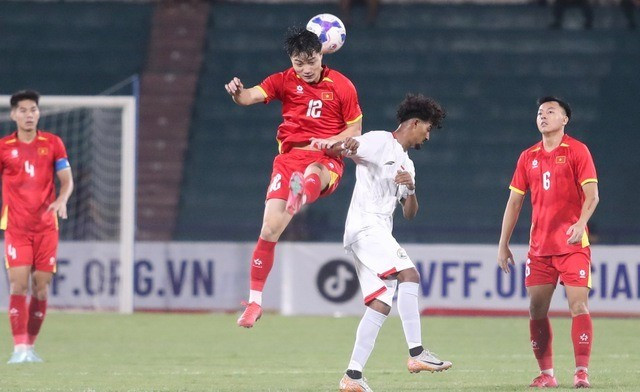 Vietnam (in red) and Yemen players in action during their AFC U23 Asian Cup qualifying match at Viet Tri Stadium, Phu Tho Province, northern Vietnam, September 9, 2025. Photo: Ngoc Le/tuoitrenews u23-viet-nam-u23-yemen-vong-loai-2.jpg