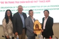 Chairman of the Provincial People's Committee Pham Anh Tuan presented souvenirs to delegates from the United States.