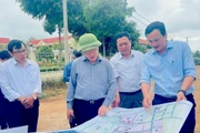 Chairman of the Provincial People's Committee Pham Anh Tuan inspects and directs efforts to resolve difficulties in four western communes of Gia Lai