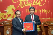 Vice Chairman of the Provincial People's Committee Nguyễn Hữu Quế Receives Delegation of Attapeu Provincial Leaders on Tet Visit