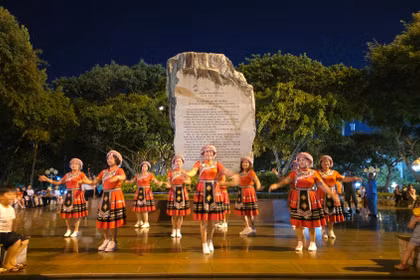 More than 200 women participated in a folk dance exchange night at Dai Doan Ket Square