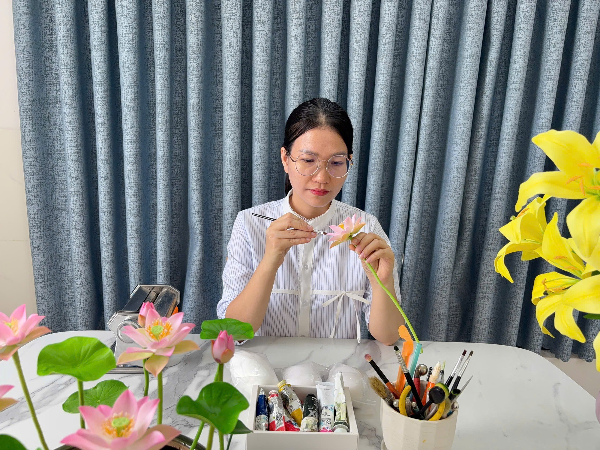 Thao is decorating the lotus flowers. Ảnh: D.L hand-made-chi-thao.jpg