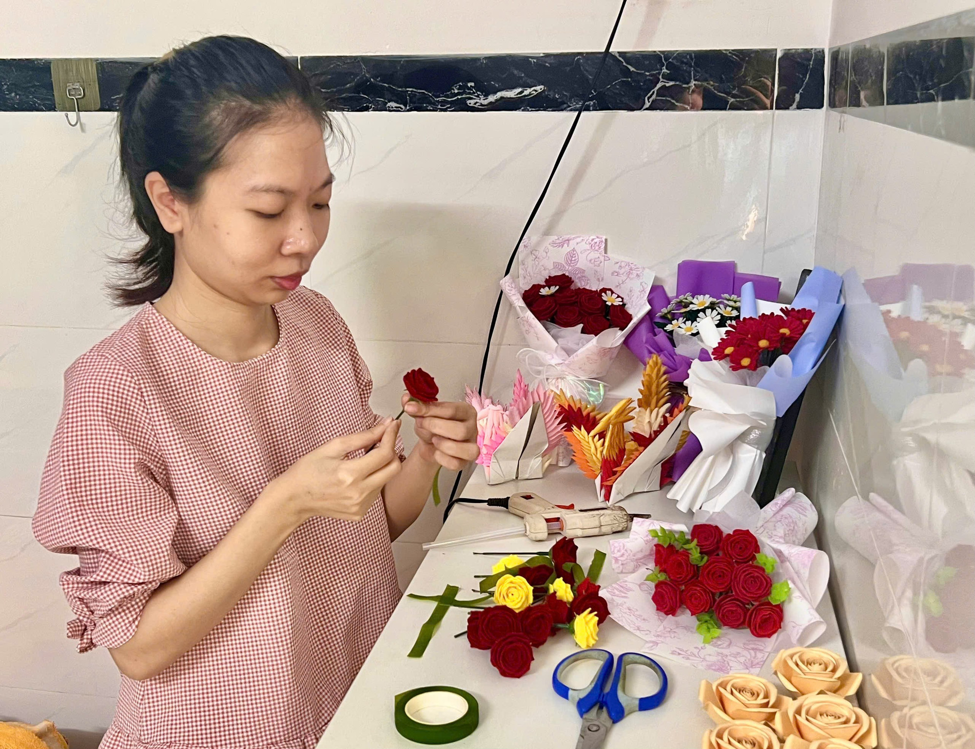Nga is finishing one of her works. Photo: D.L handmade-chi-nga-2.jpg