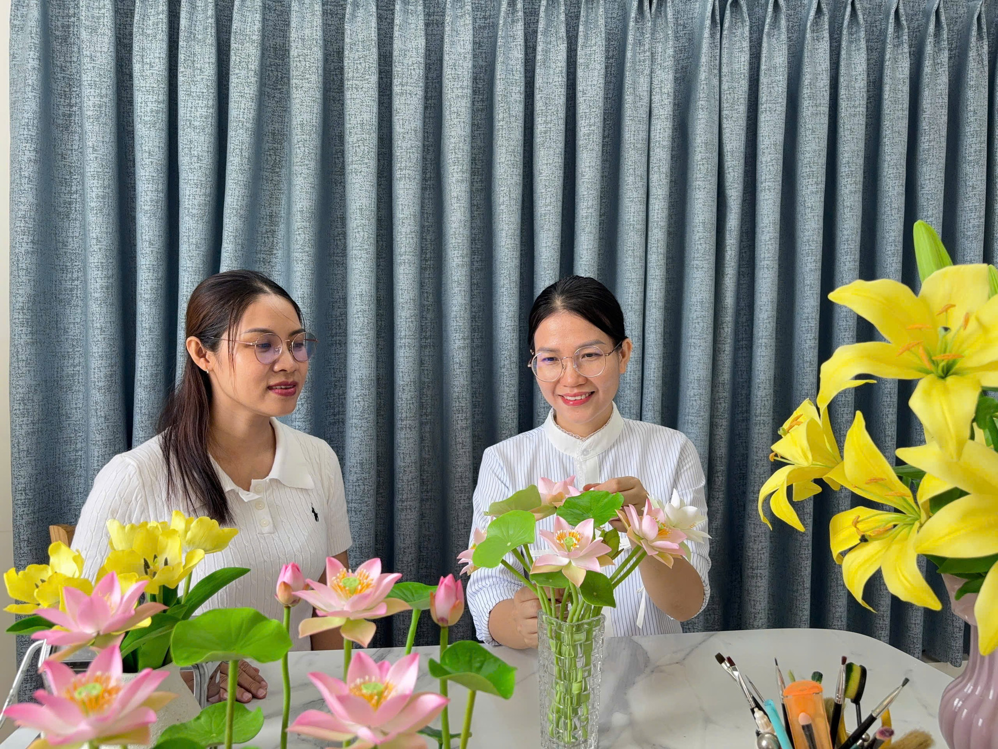 Ms Nguyen Thi Thu Thao (right) and some of her clay-made flowers. Photo: D.L handmade-chi-thao-2.jpg