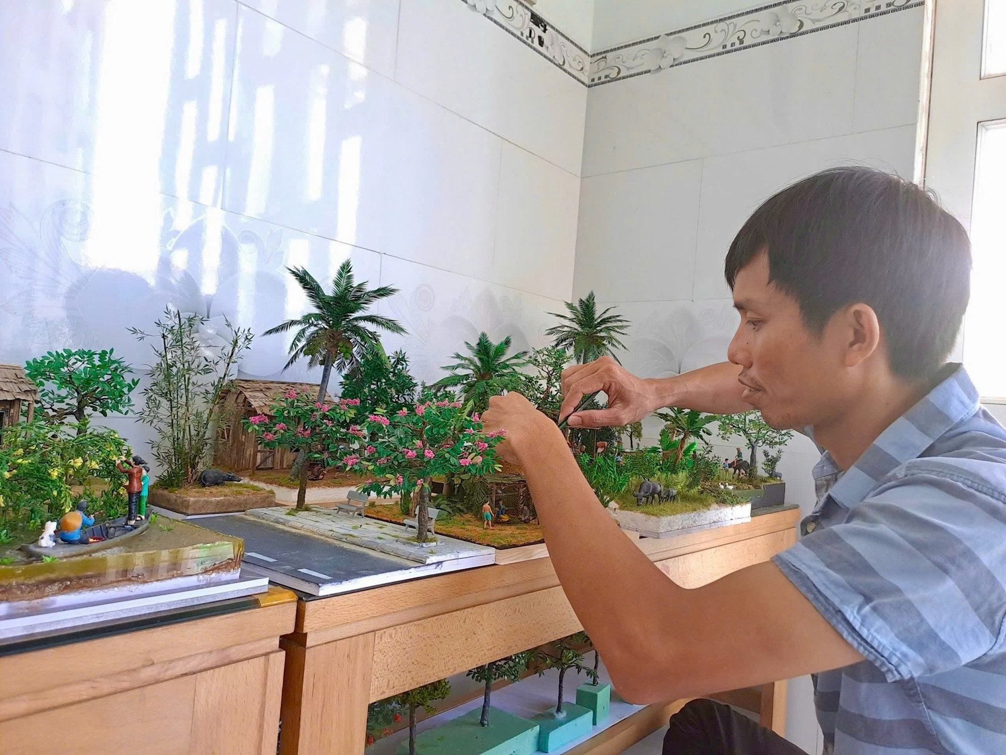 Anh Trọng luôn dành thời gian với "góc trưng bày" sa bàn tại nhà. Ảnh: D.L handmade-anh-trong-2.jpg