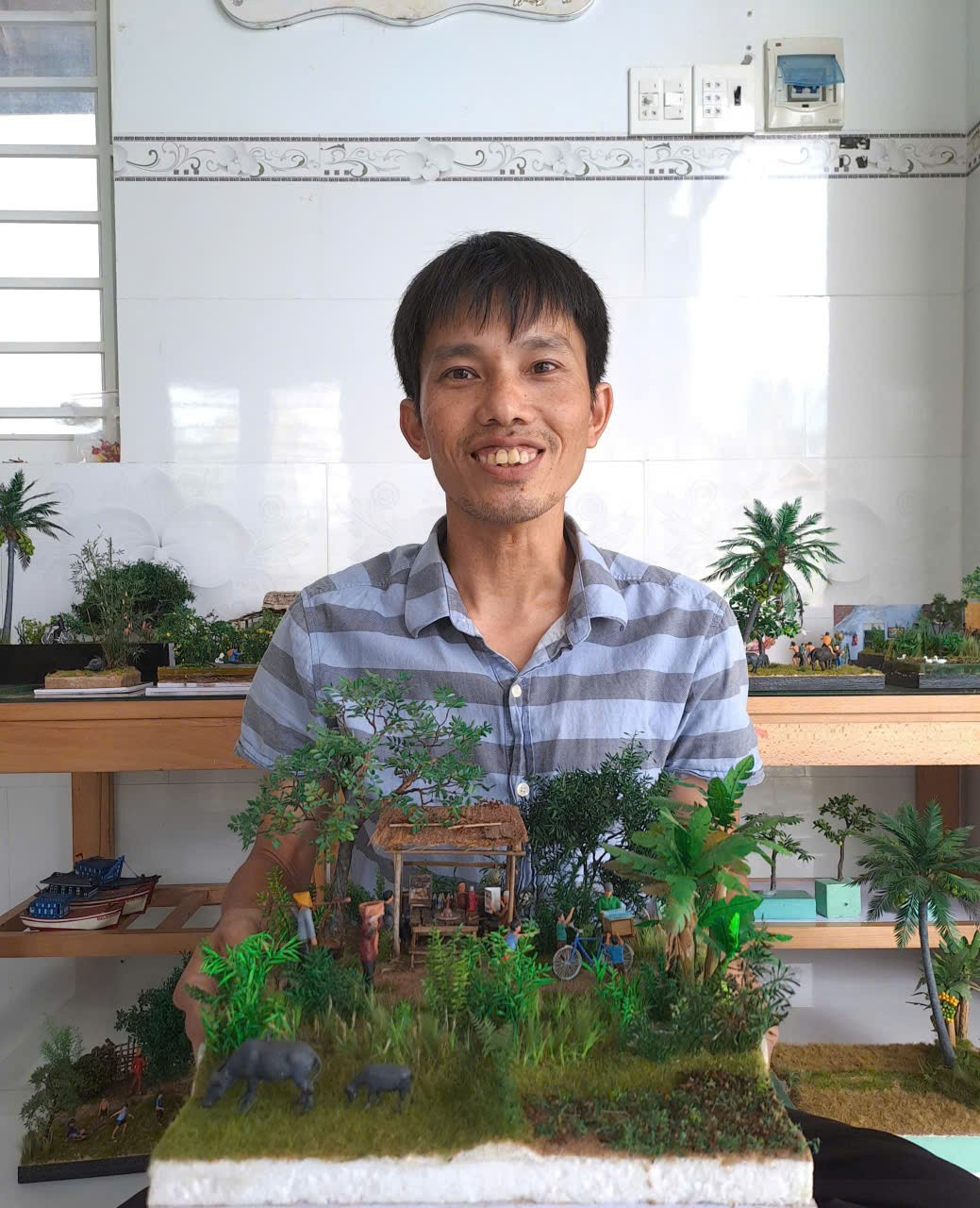 Trong and his handmade model. Ảnh: D.L handmade-anh-trong.jpg