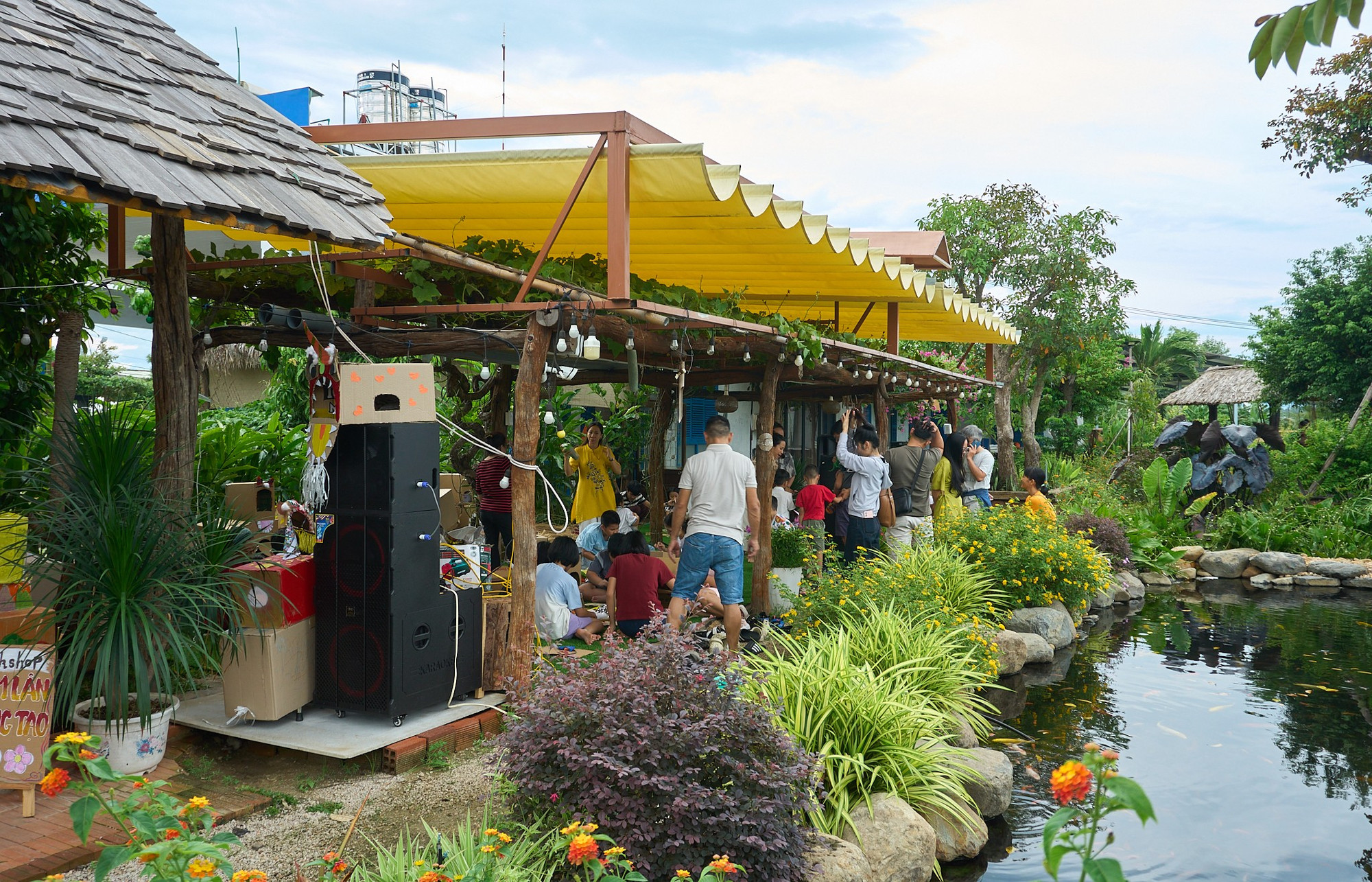 The open-air community fair offered a vibrant, nature-friendly setting. Photo: D.L trung-thu-trai-nghiem-36jpg.jpg