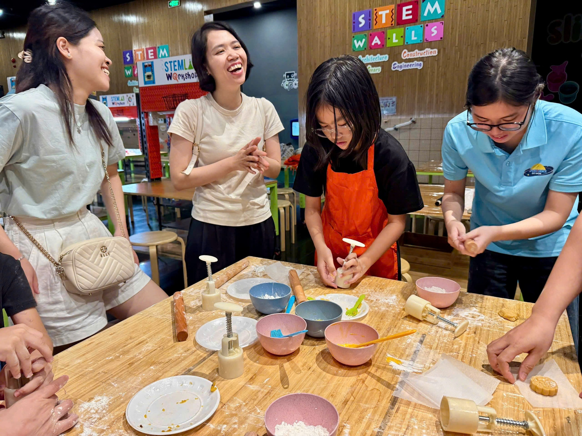 The event was filled with laughter and excitement. Photo: D.L trung-thu-trai-nghiem-16.jpg