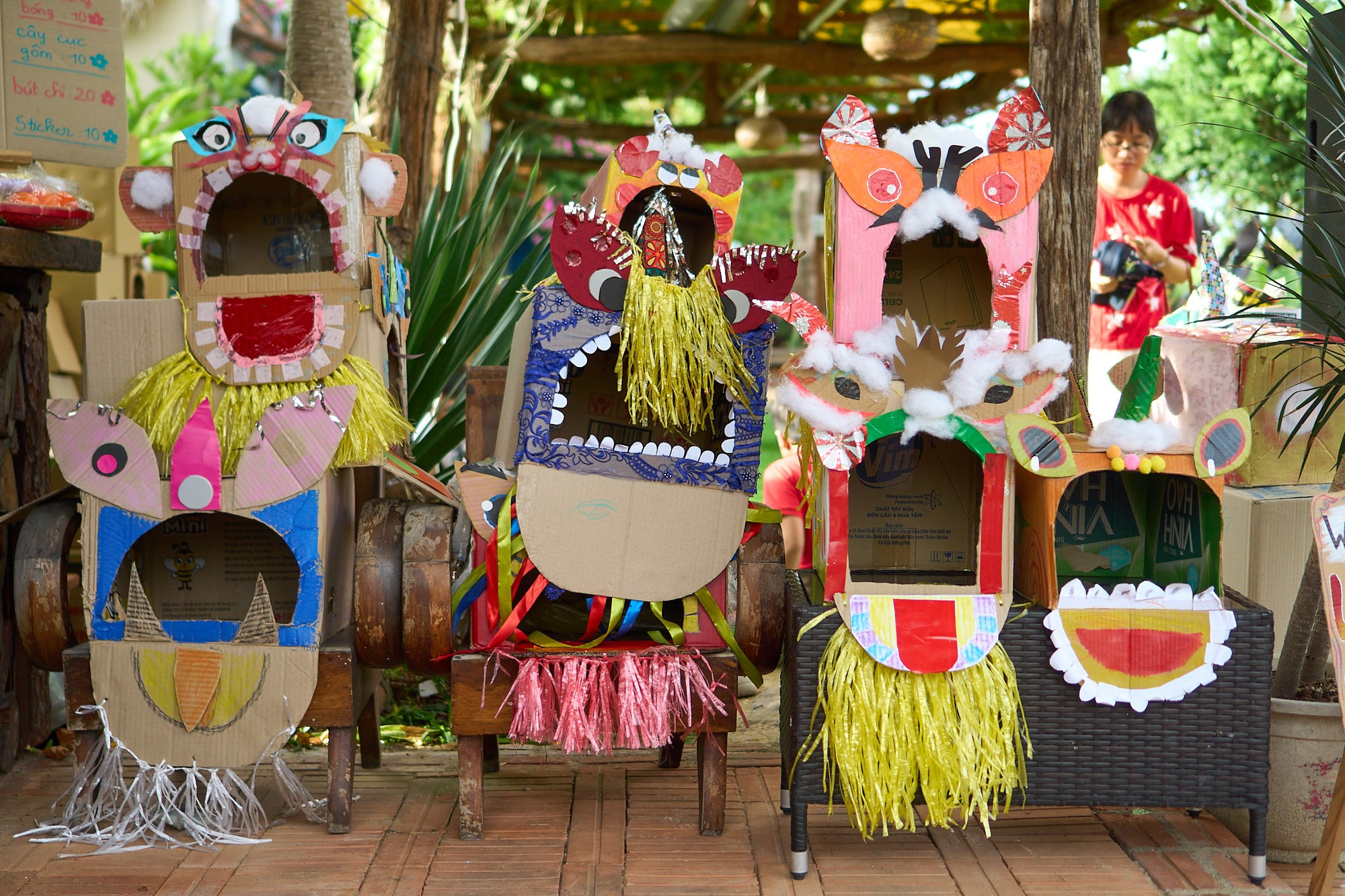 Recycled lion heads brought color and creativity to the community fair. Photo: D.L trung-thu-trai-nghiem-2.jpg