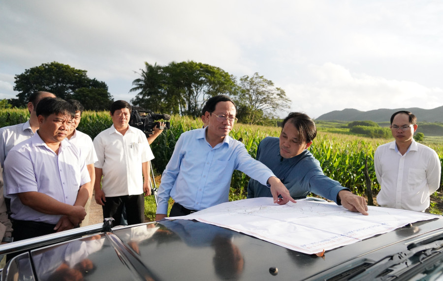 Chairman of the Provincial People’s Committee Phạm Anh Tuấn surveys the proposed site for the new administrative center of Cửu An Commune in An Điền Bắc Hamlet. Photo: N.H chu-tich-ubnd-tinh-khao-sat-khu-vuc-du-kien-quy-hoach.jpg