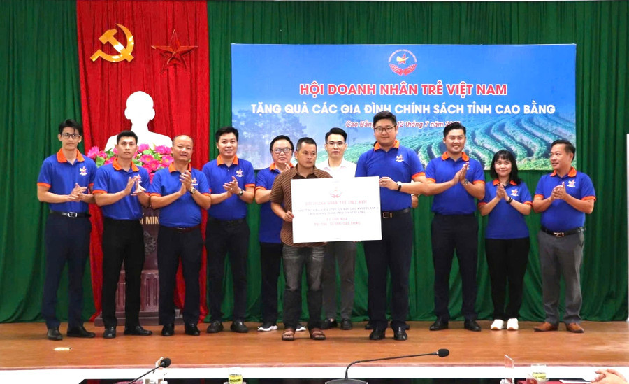 Vũ Hồng Quân (fourth from right), representing the Vietnam Young Entrepreneurs Association, presents gifts to policy beneficiary families in Cao Bằng province. Photo: Provided by subject doanh-nhan-tre-vu-hong-quan-trao-nha-cao-bang.jpg