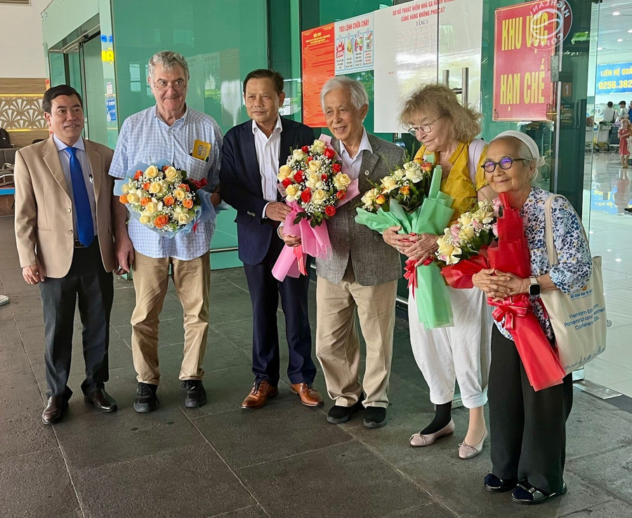 Professor Serge Haroche (second from left). Photo by Bảo Long. nobel-vat-ly-serge-haroche-den-quy-nhon-du-hoi-nghi-quoc-te.jpg