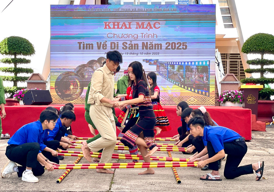Students enthusiastically participate in the bamboo pole dance at the event. Photo: Lam Nguyen eed0d421bf1b32456b0a.jpg