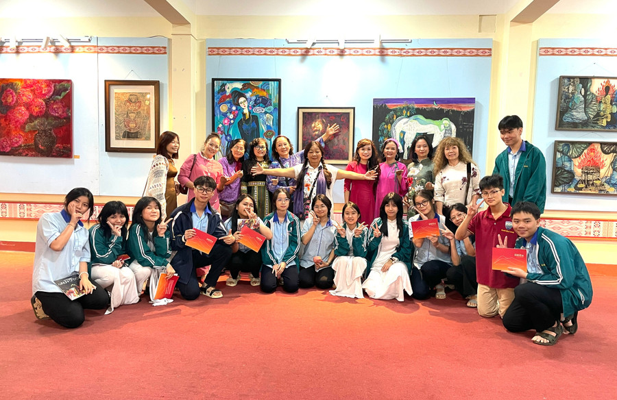 Students interact and take commemorative photos with the female artists. Photo: Lam Nguyên 6499982d86e20bbc52f3.jpg