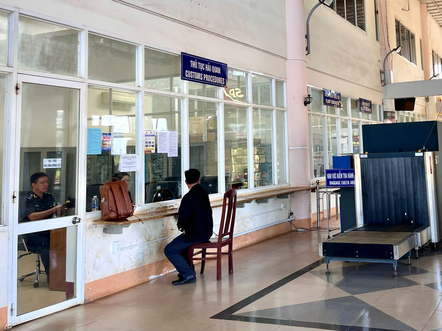 thu-tuc-hai-quan-cua-khau-quoc-te-le-thanh.jpg