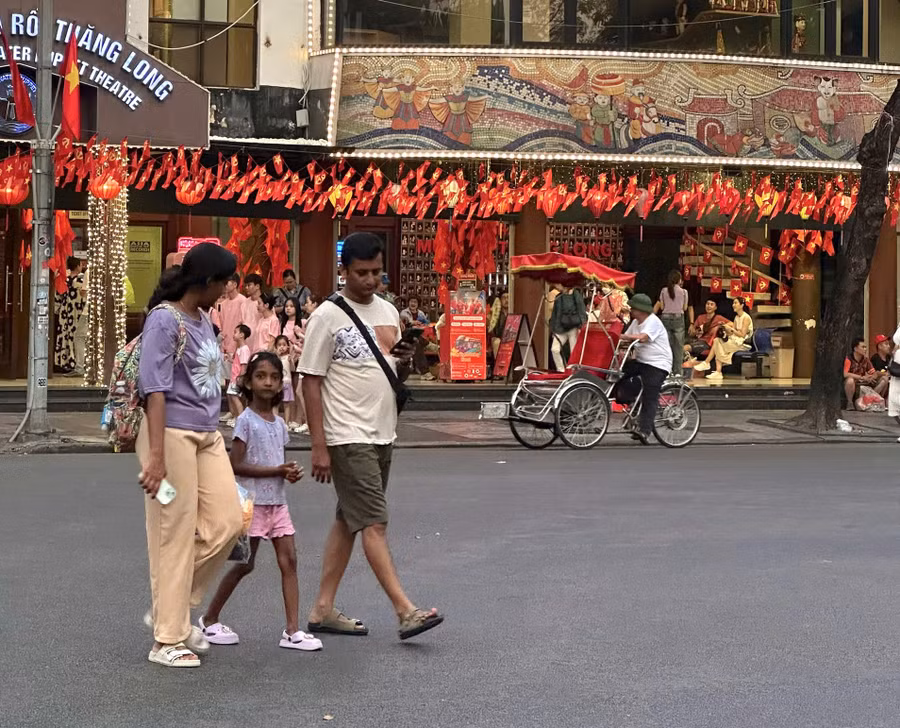 khach-quoc-te-tham-quan-tai-ha-noi.jpg