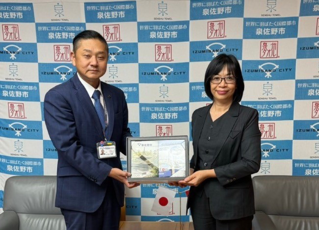 Mayor Chiyomatsu Hiroyasu presents a souvenir to Vice Chairwoman Nguyen Thi Thanh Lich. Photo: Provided by the delegation lanh-dao-2-tinh-thanh-pho-tang-qua-cho-nhau-5615.jpg