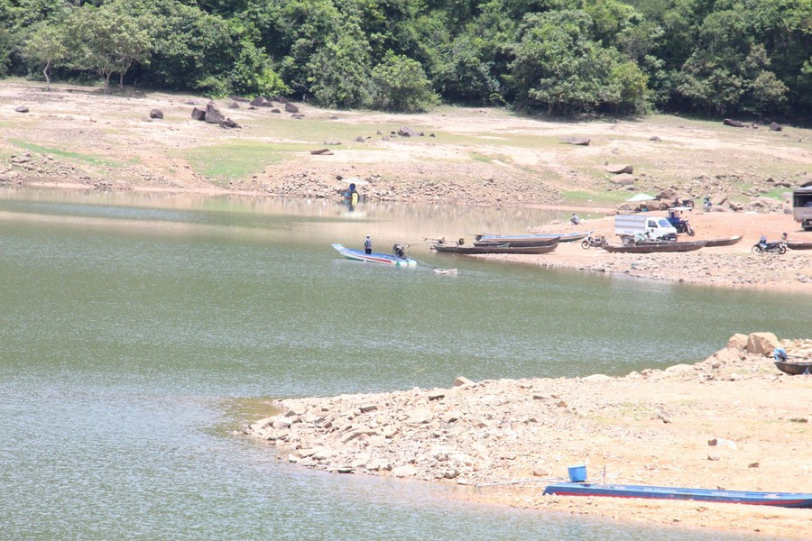 Until now, residents of Canh Tien Village have mainly traveled by boat or canoe across Nui Mot Lake to reach An Nhon Tay Commune; during the dry season, they also use makeshift trails along the lake when water levels are low. Photo: Trong Loi long-ho-thuy-loi-lang-canh-tien.jpg