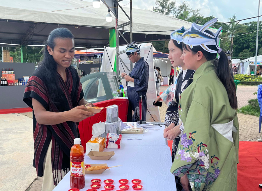 Tourists visit the food festival and OCOP product and craft village exhibition, part of the "Essence of the Great Highlands—Blue Sea Convergence" Festival in Gia Lai Province, 2025. Photo: P.V img-5390.jpg