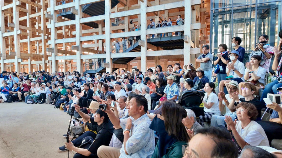 Japanese locals and international friends were enthusiastic about Gia Lai’s performance at EXPO 2025. Photo: Provided by Organizers anh-5-152410.jpg